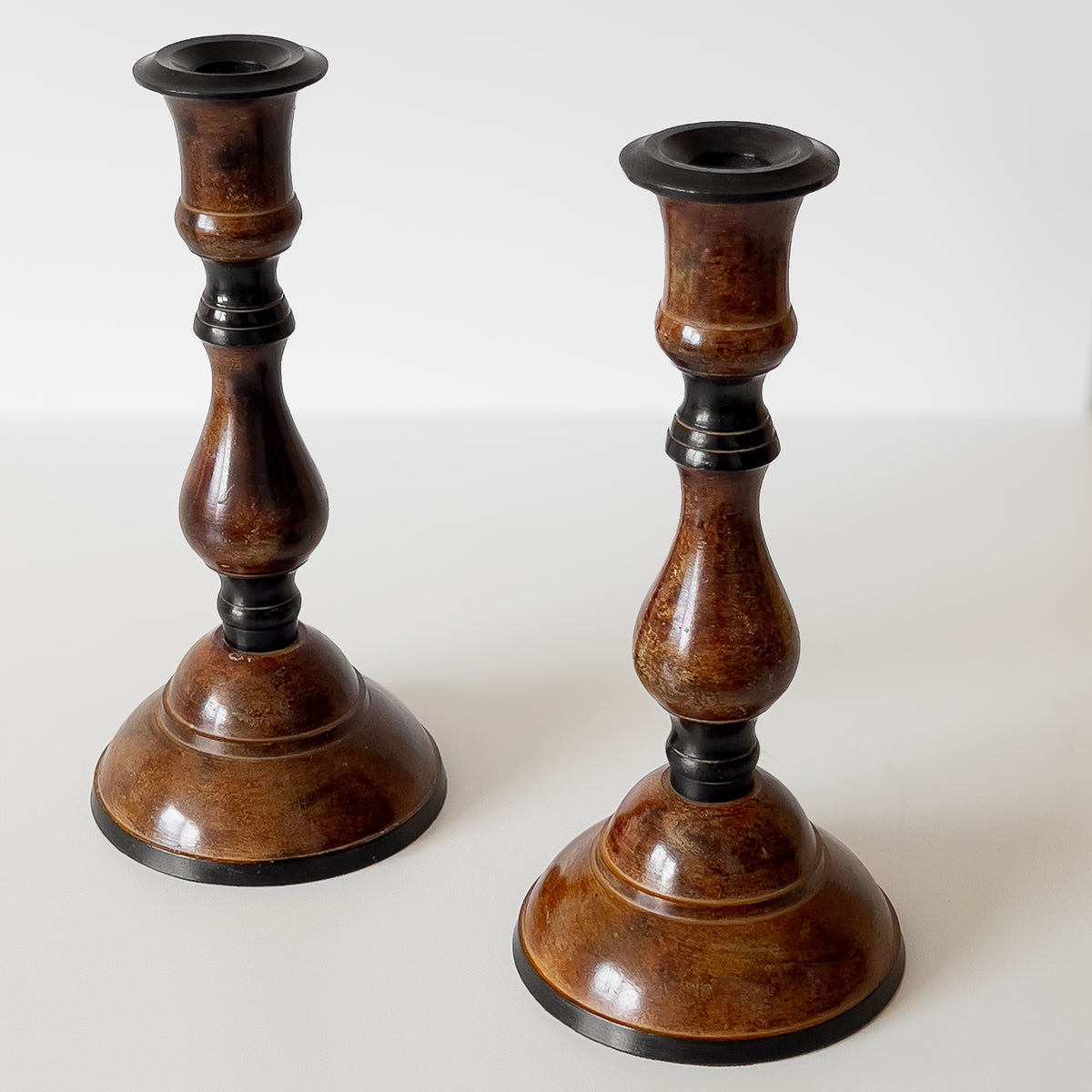 vintage metalen kandelaars – set van 2 – bruin zwart patina Noii HOME