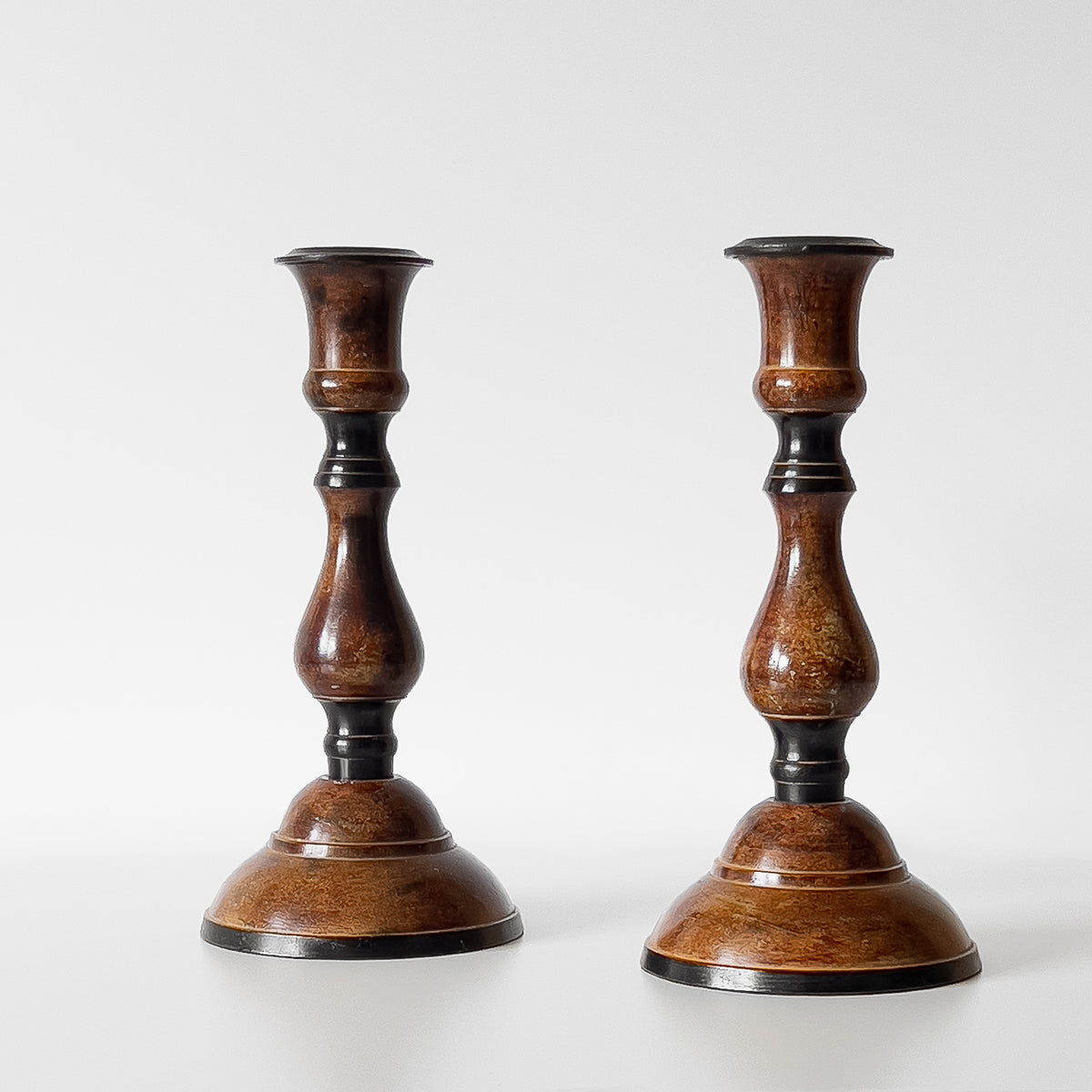 vintage metalen kandelaars – set van 2 – bruin zwart patina Noii HOME