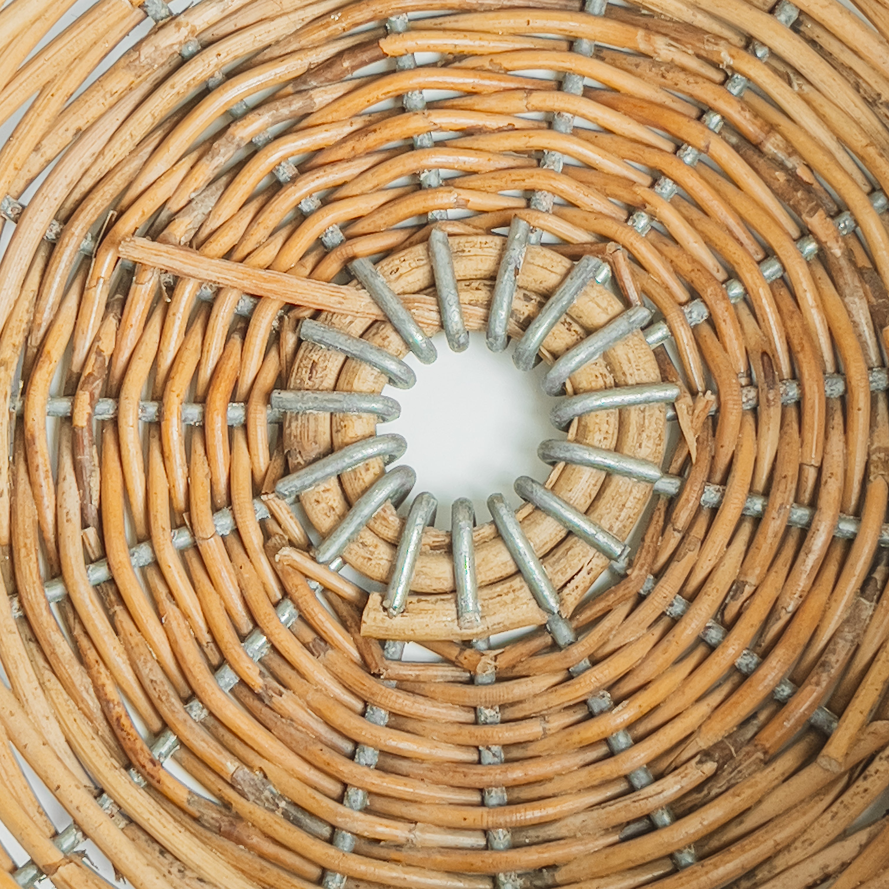vintage rotan mand – stevige constructie met metalen details Noii HOME