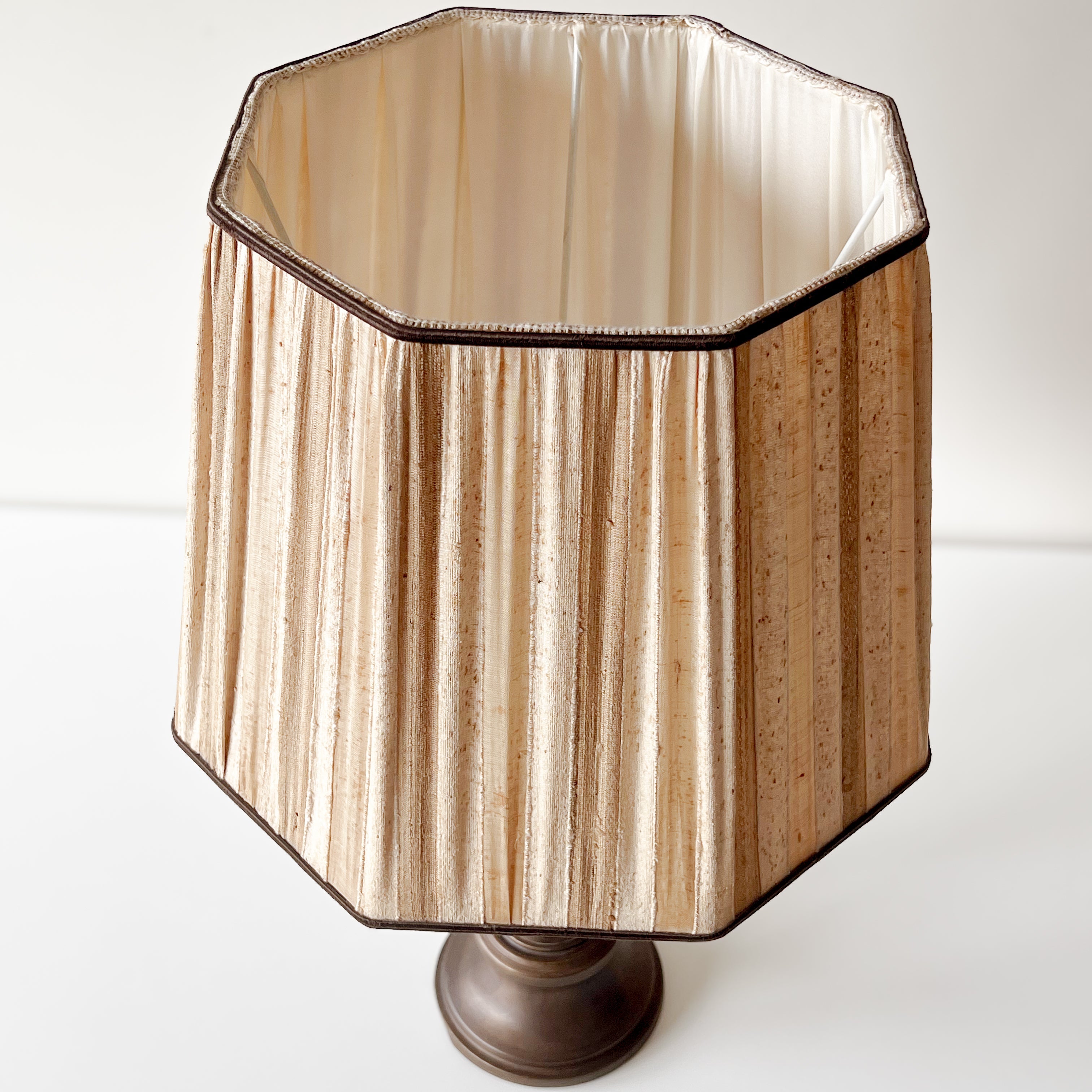 vintage tafellamp – geplooide kap - bronskleurige voet – uniek exemplaar Noii HOME