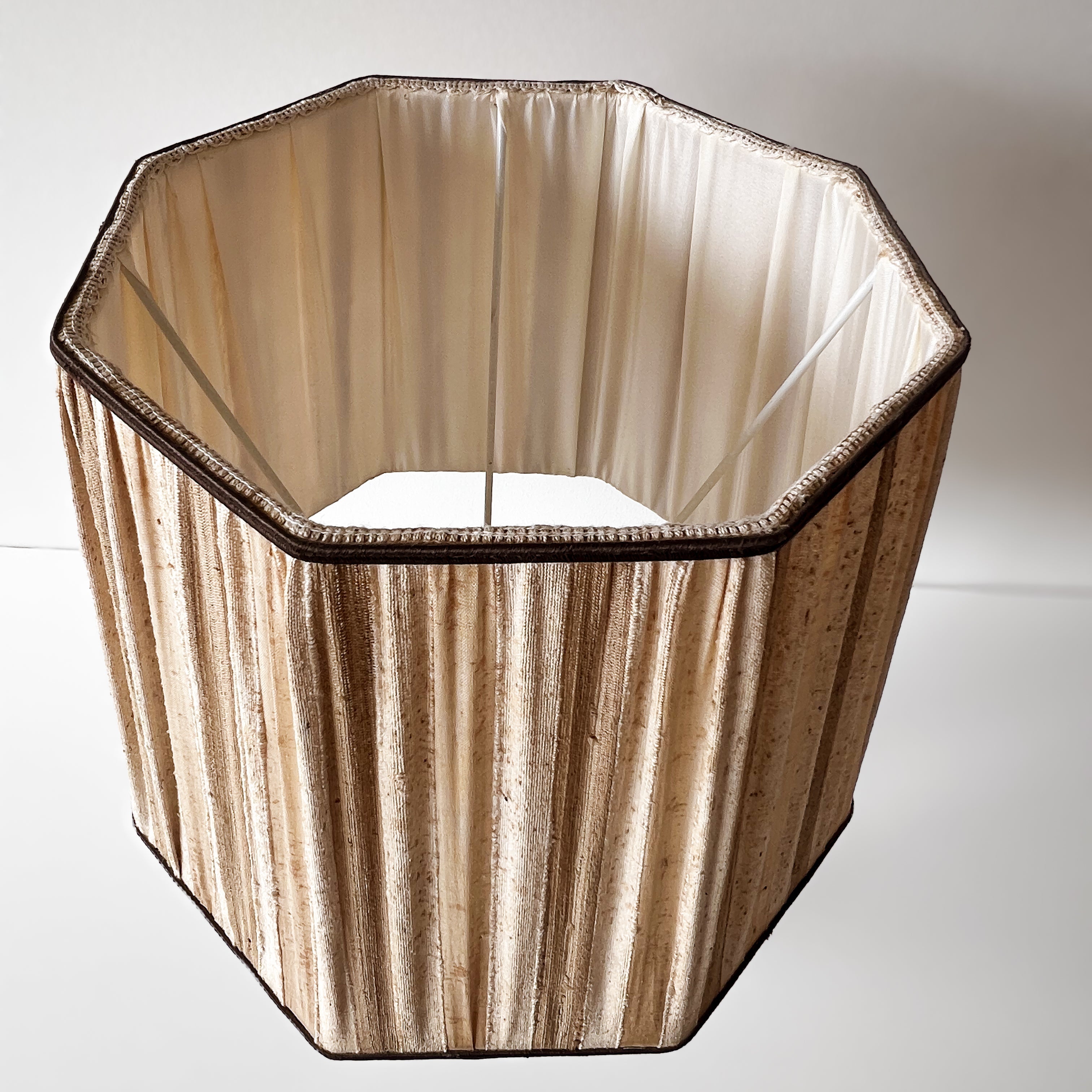 vintage tafellamp – geplooide kap - bronskleurige voet – uniek exemplaar Noii HOME