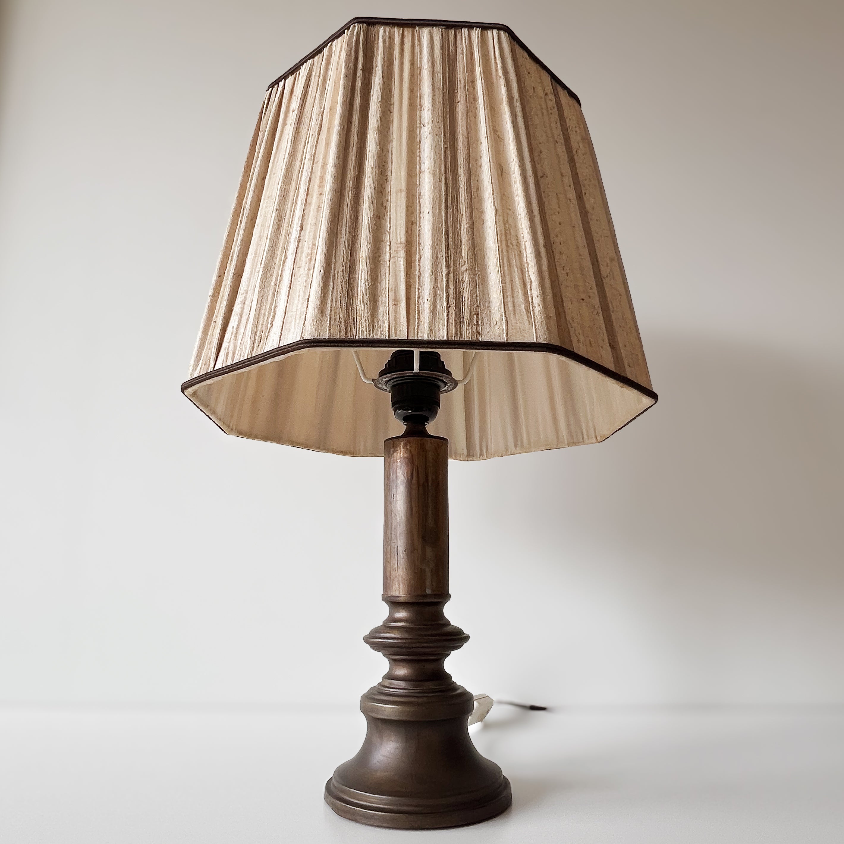 vintage tafellamp – geplooide kap - bronskleurige voet – uniek exemplaar Noii HOME