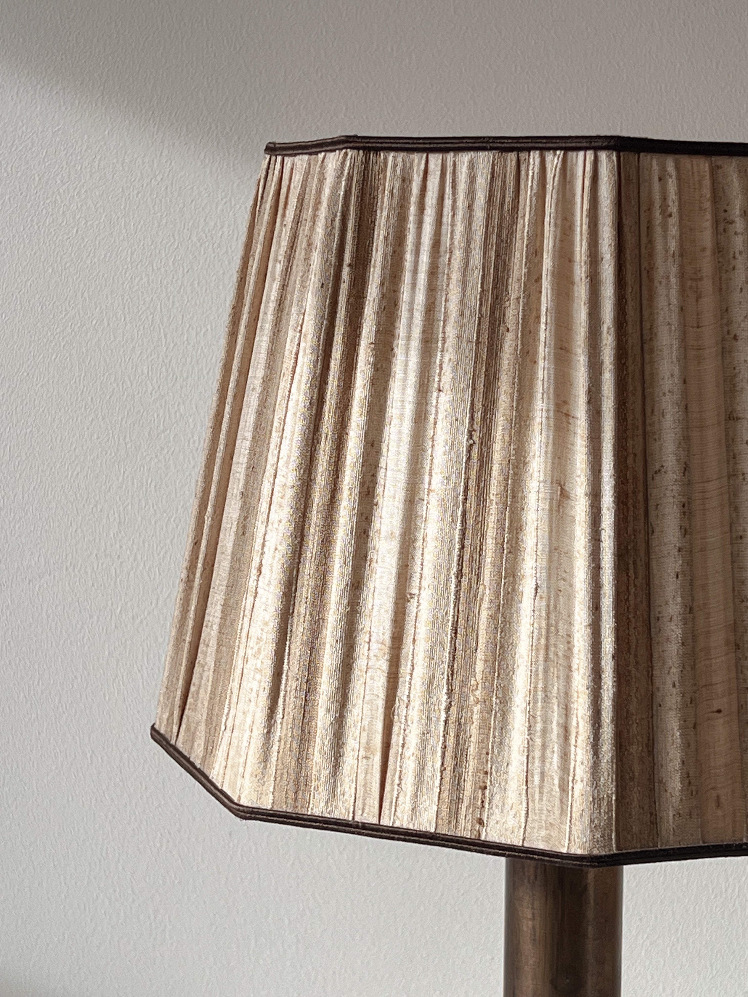 vintage tafellamp – geplooide kap - bronskleurige voet – uniek exemplaar Noii HOME
