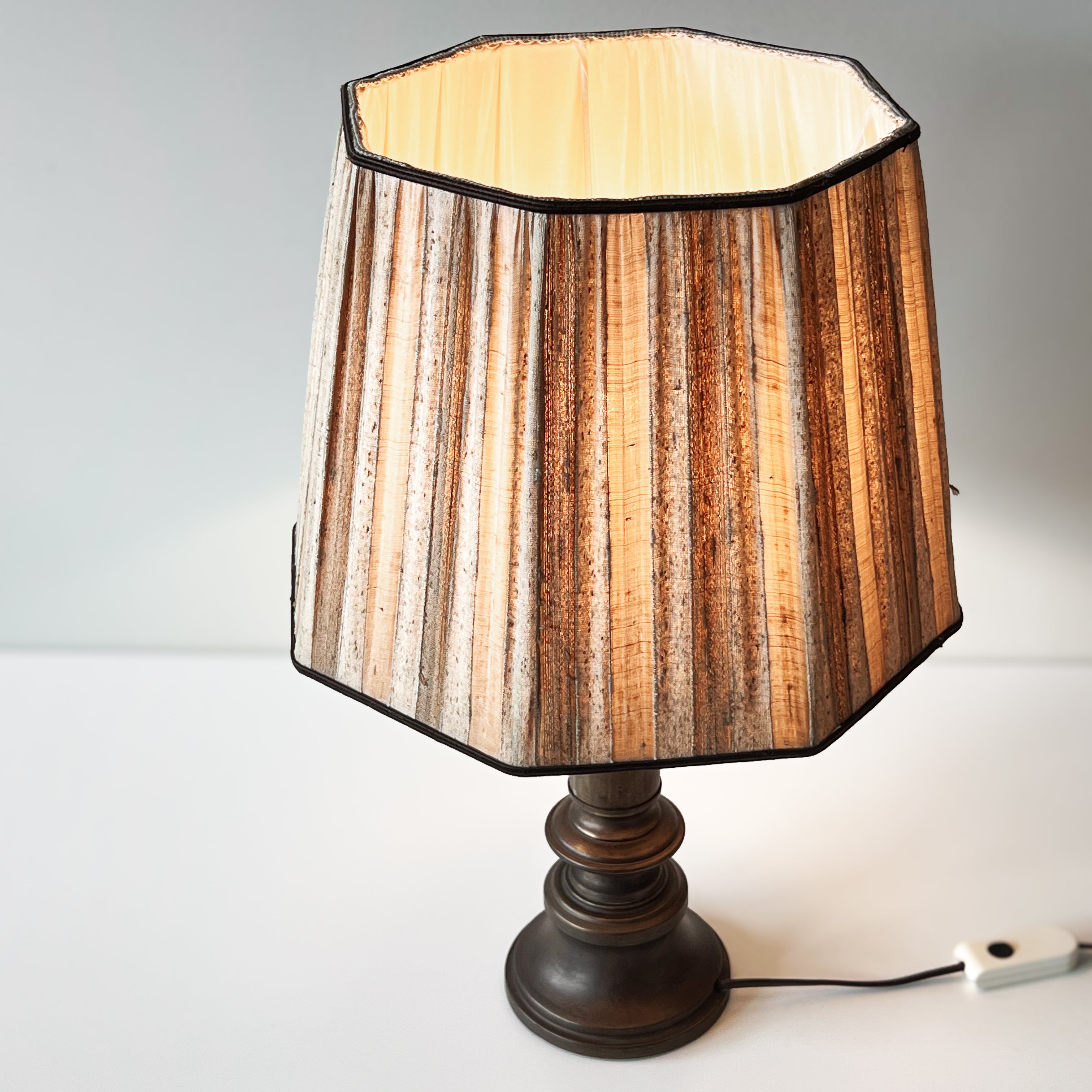 vintage tafellamp – geplooide kap - bronskleurige voet – uniek exemplaar Noii HOME