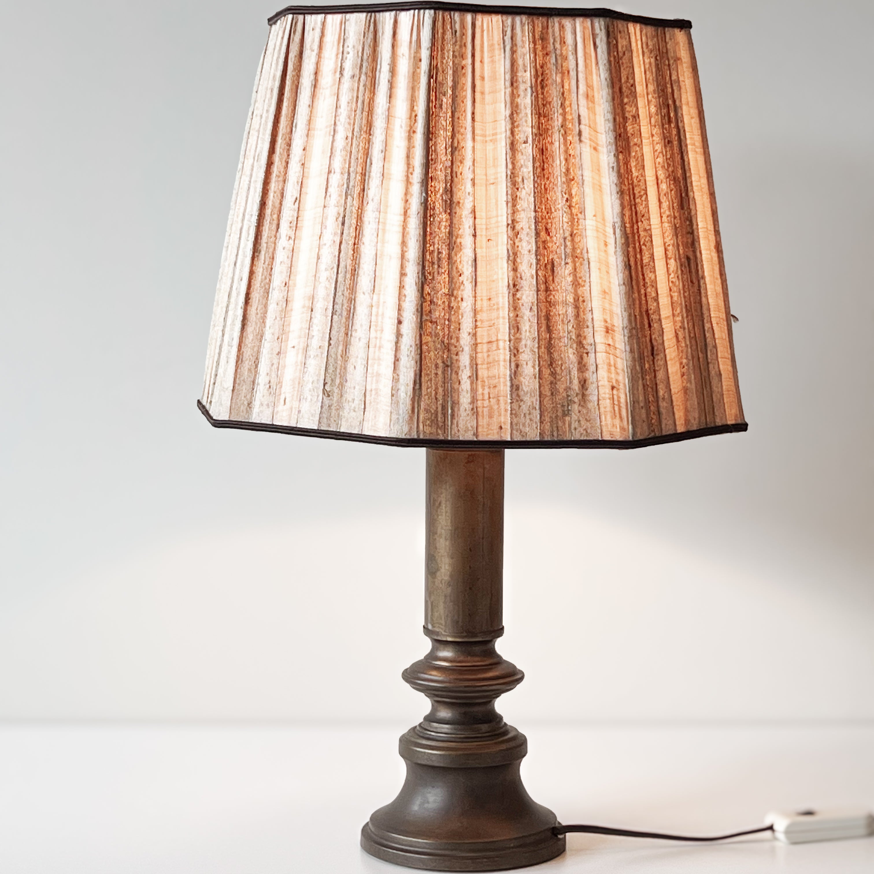 vintage tafellamp – geplooide kap - bronskleurige voet – uniek exemplaar Noii HOME