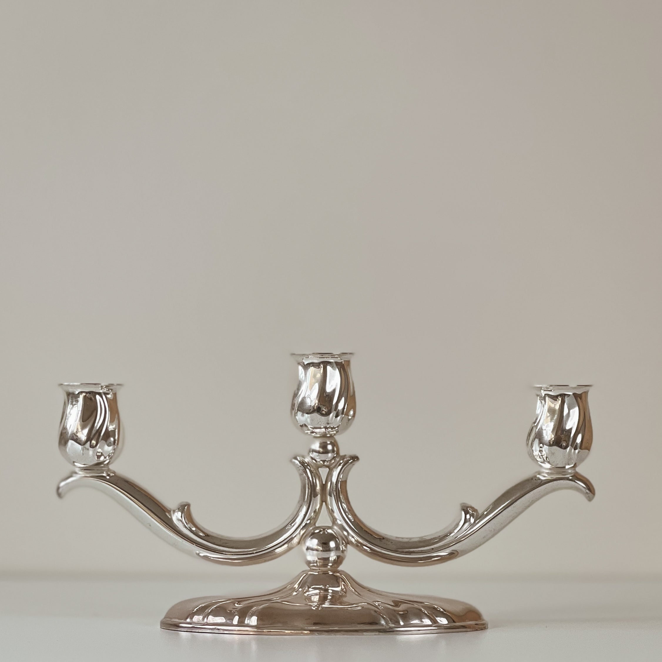 vintage zilverkleurige 3-armige kandelaar van WMF – Duits design jaren 60 Noii HOME