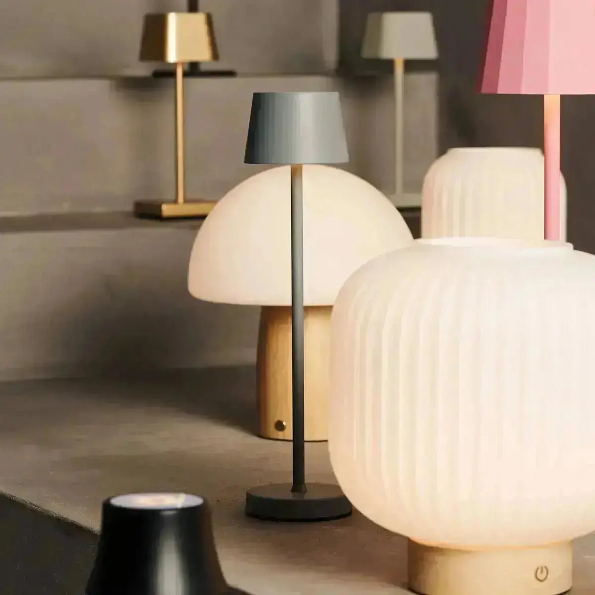 Vondel Mini Mouse Grijs Oplaadbare en draadloze lamp Perfect voor de horeca -industrie - draadloos oplaadbaar via laadstation Tavellio - Amsterdam