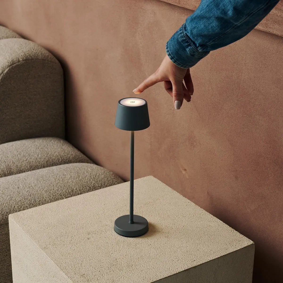 Vondel Mini Mouse Grijs Oplaadbare en draadloze lamp Perfect voor de horeca -industrie - draadloos oplaadbaar via laadstation Tavellio - Amsterdam