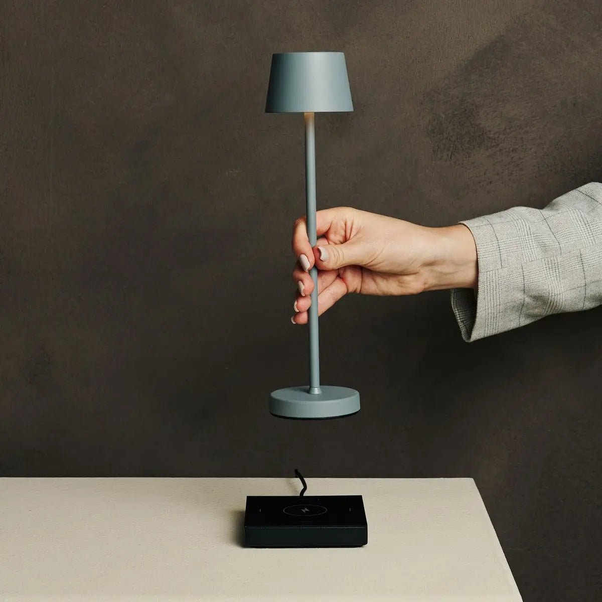 Vondel Mini Mouse Grijs Oplaadbare en draadloze lamp Perfect voor de horeca -industrie - draadloos oplaadbaar via laadstation Tavellio - Amsterdam