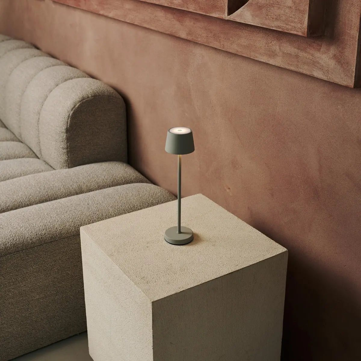 Vondel Mini Shadow Gray Oplaadbare en draadloze lamp perfect voor horeca -industrie - draadloos oplaadbaar via laadstation Tavellio - Amsterdam