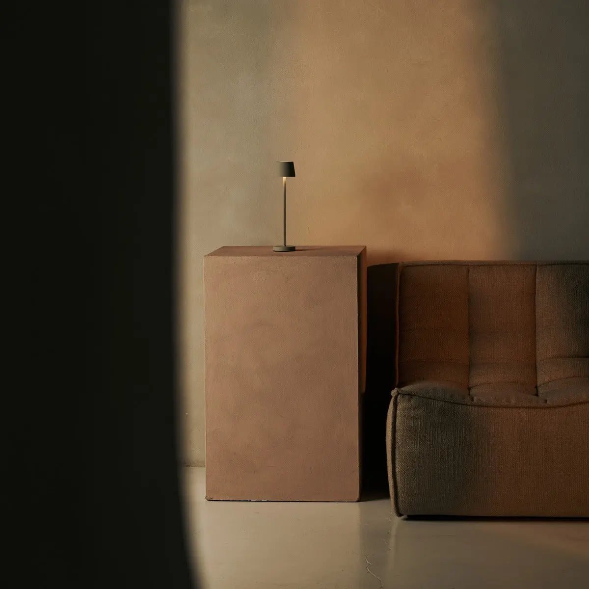 Vondel Mini Shadow Gray Oplaadbare en draadloze lamp perfect voor horeca -industrie - draadloos oplaadbaar via laadstation Tavellio - Amsterdam