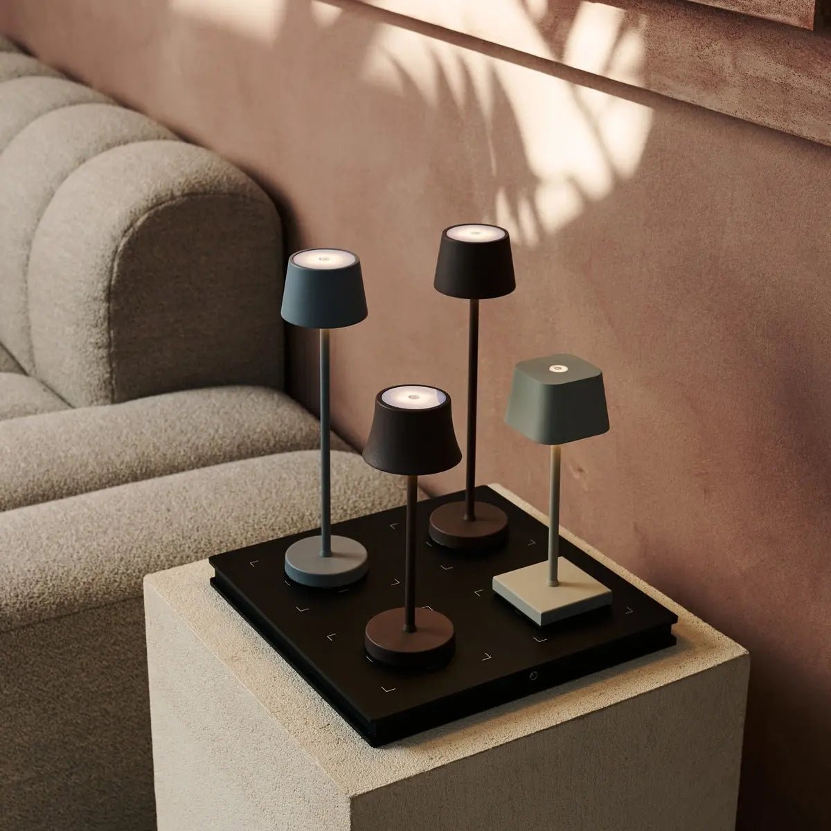 Vondel Mini Shadow Gray Oplaadbare en draadloze lamp perfect voor horeca -industrie - draadloos oplaadbaar via laadstation Tavellio - Amsterdam