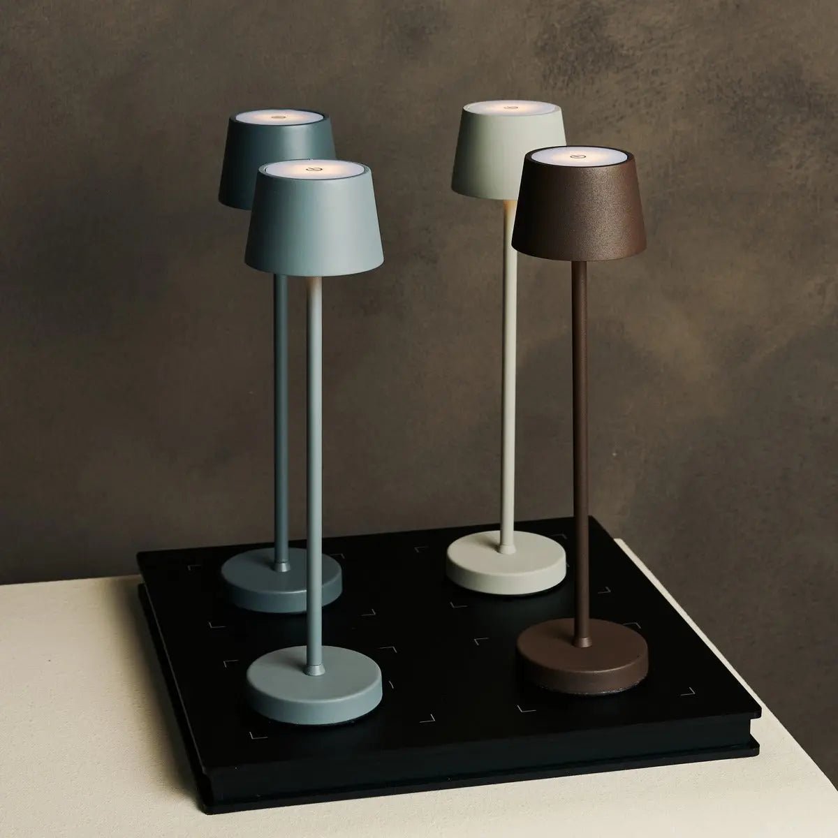 Vondel Mini Stone Gray Oplaadbare en draadloze lamp perfect voor horeca -industrie - draadloos oplaadbaar via laadstation Tavellio - Amsterdam