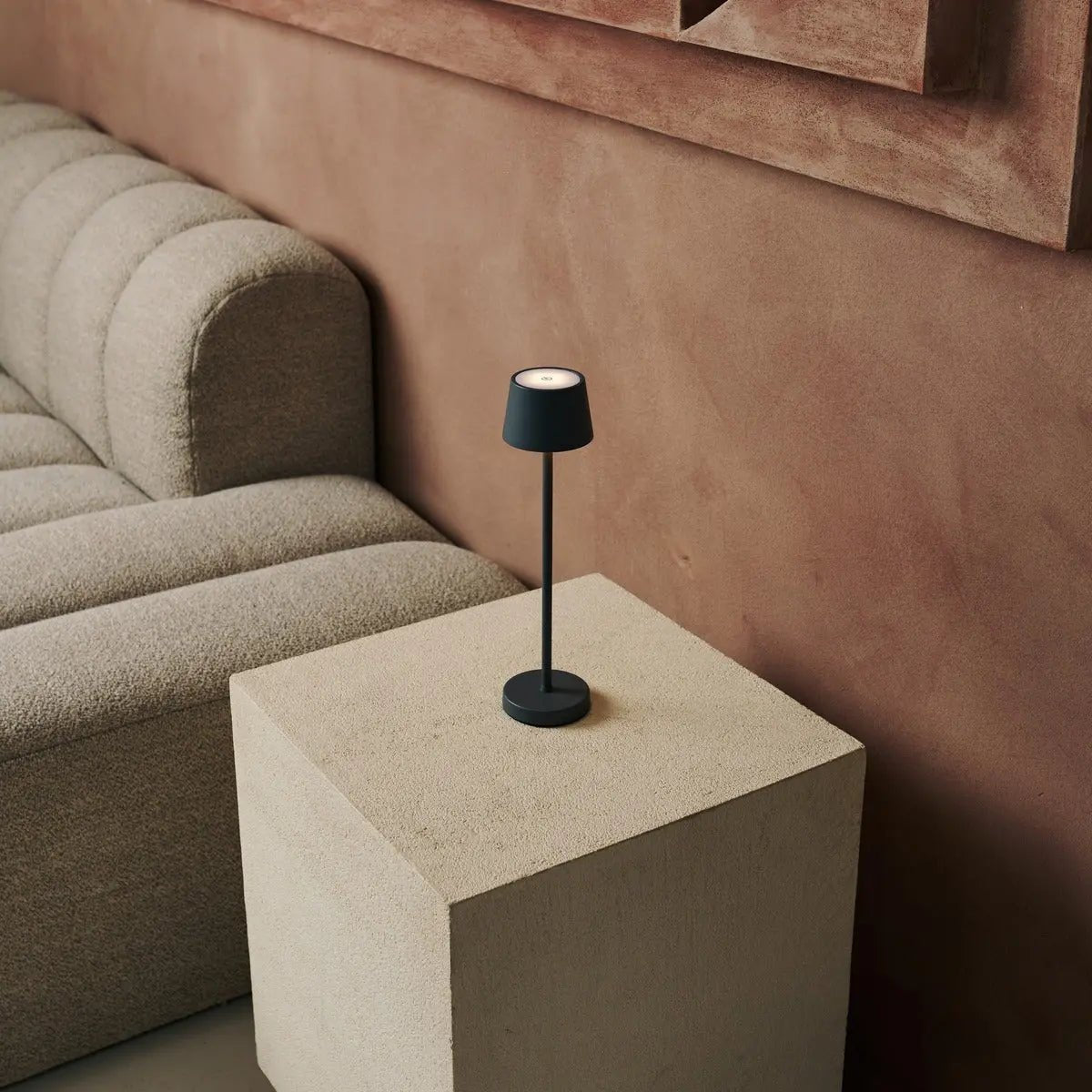Vondel Mini Stone Gray Oplaadbare en draadloze lamp perfect voor horeca -industrie - draadloos oplaadbaar via laadstation Tavellio - Amsterdam