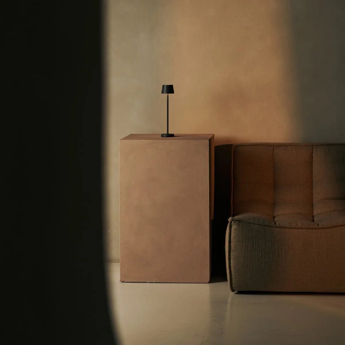 Vondel Mini Stone Gray Oplaadbare en draadloze lamp perfect voor horeca -industrie - draadloos oplaadbaar via laadstation Tavellio - Amsterdam