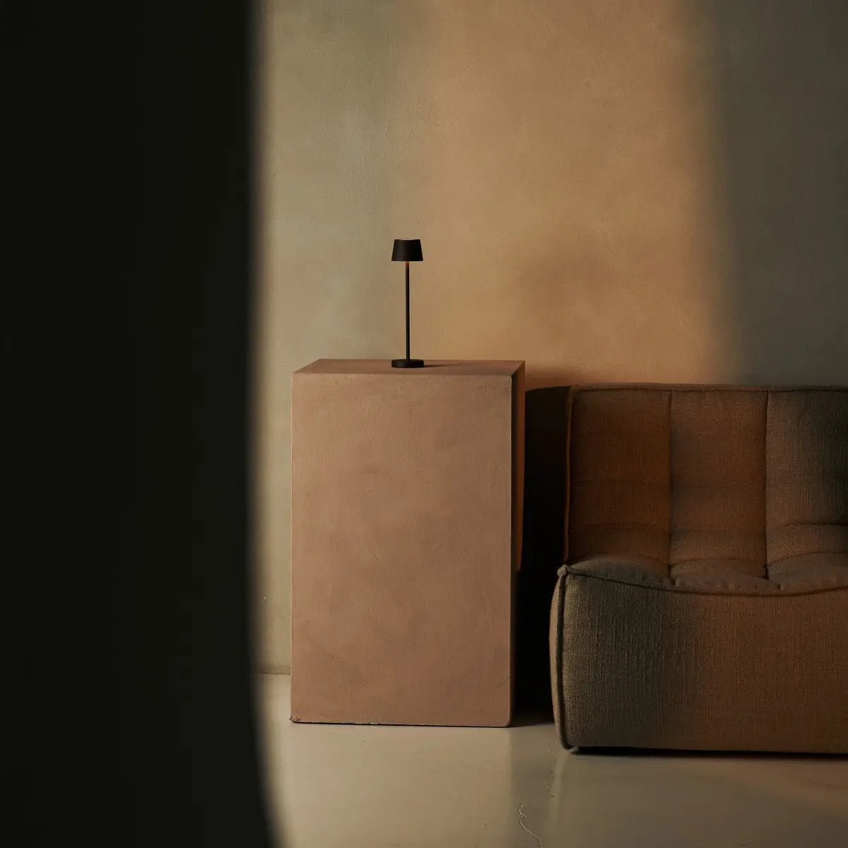 Vondel Mocha Brown oplaadbare en draadloze lamp perfect voor horeca -industrie - draadloos oplaadbaar via laadstation Tavellio - Amsterdam