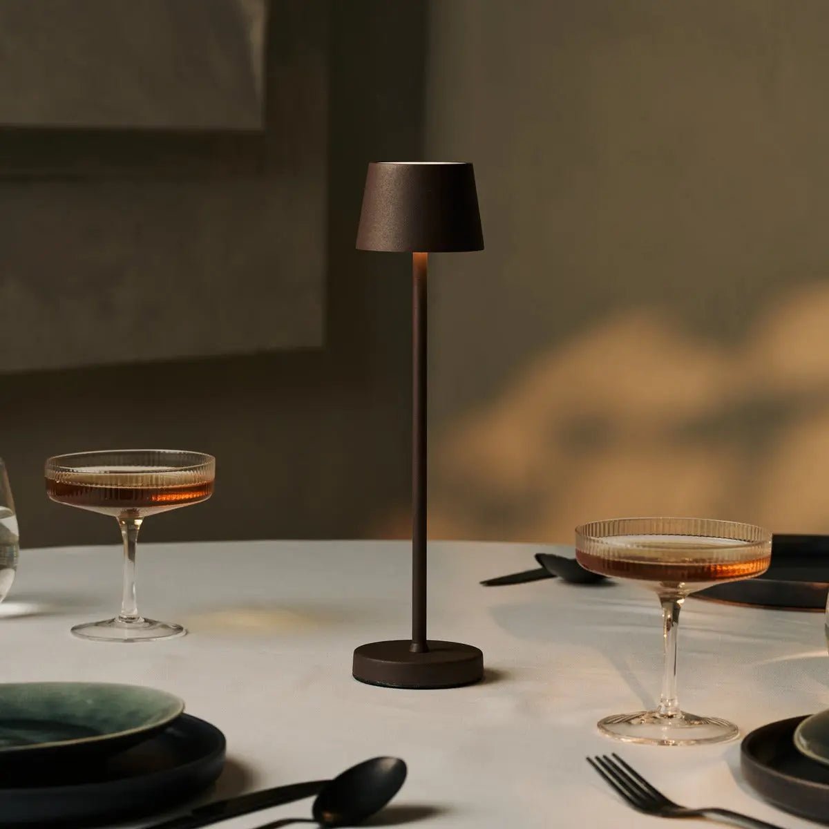 Vondel Mocha Brown oplaadbare en draadloze lamp perfect voor horeca -industrie - draadloos oplaadbaar via laadstation Tavellio - Amsterdam