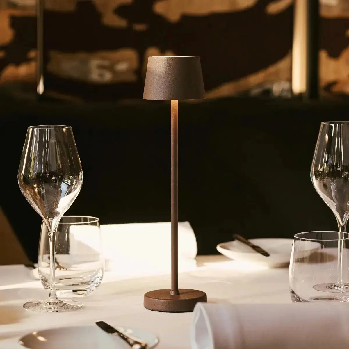Vondel Mocha Brown oplaadbare en draadloze lamp perfect voor horeca -industrie - draadloos oplaadbaar via laadstation Tavellio - Amsterdam