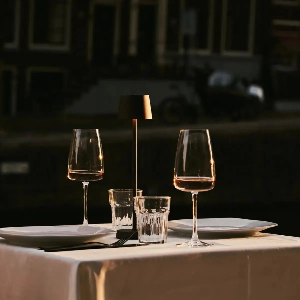 Vondel Mocha Brown oplaadbare en draadloze lamp perfect voor horeca -industrie - draadloos oplaadbaar via laadstation Tavellio - Amsterdam