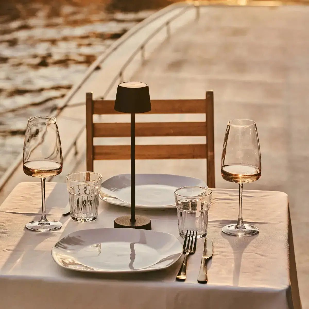 Vondel Mocha Brown oplaadbare en draadloze lamp perfect voor horeca -industrie - draadloos oplaadbaar via laadstation Tavellio - Amsterdam