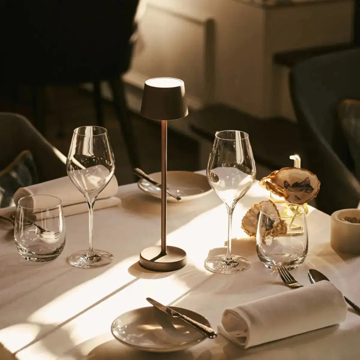 Vondel Mocha Brown oplaadbare en draadloze lamp perfect voor horeca -industrie - draadloos oplaadbaar via laadstation Tavellio - Amsterdam