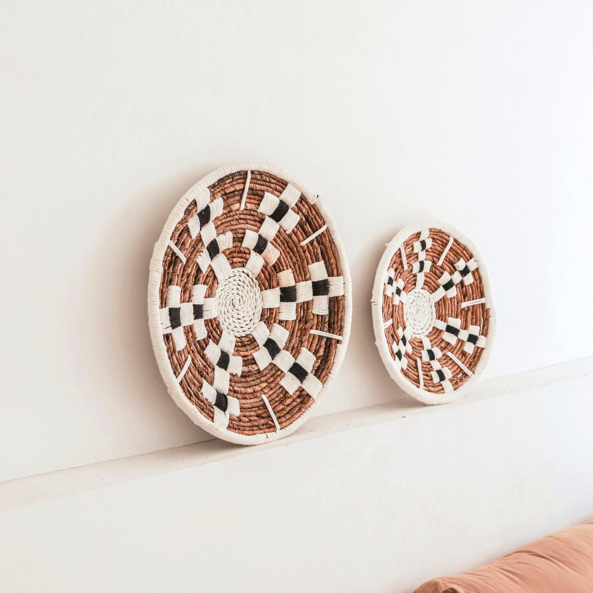 Wanddecoratie Ronde Boho Muurmand of Platte Kom TAMAN gemaakt van Bananenvezel (2 maten) Soeji