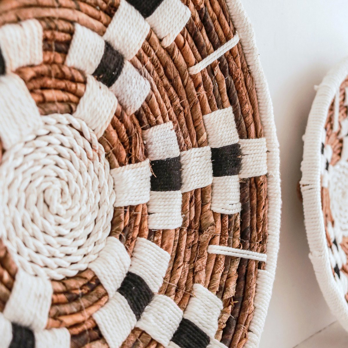 Wanddecoratie Ronde Boho Muurmand of Platte Kom TAMAN gemaakt van Bananenvezel (2 maten) Soeji