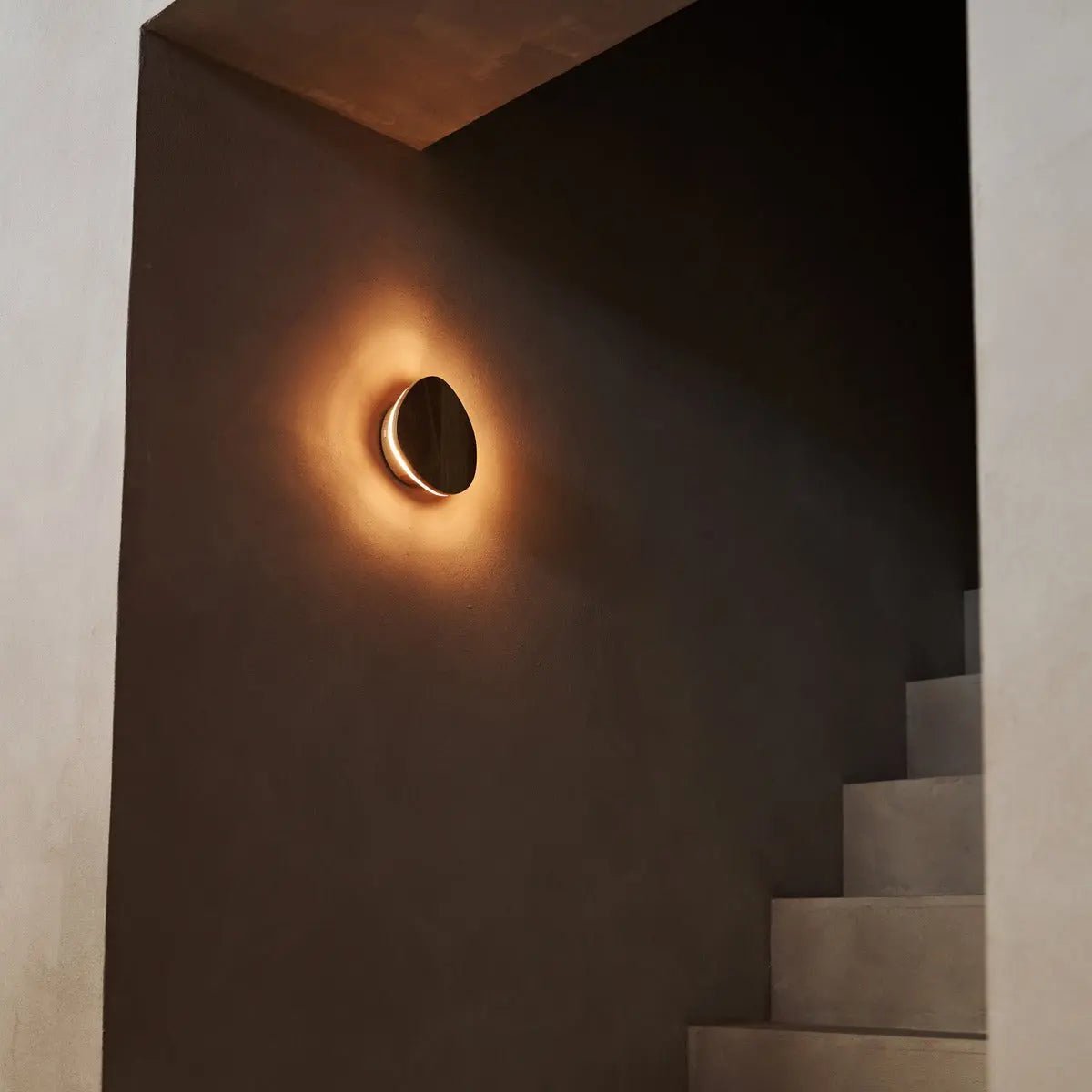 wandlamp lulu – lichtbruin hout – draadloos en dimbaar – tavellio Tavellio - Amsterdam