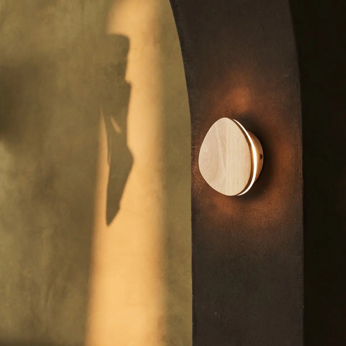 wandlamp lulu – lichtbruin hout – draadloos en dimbaar – tavellio Tavellio - Amsterdam