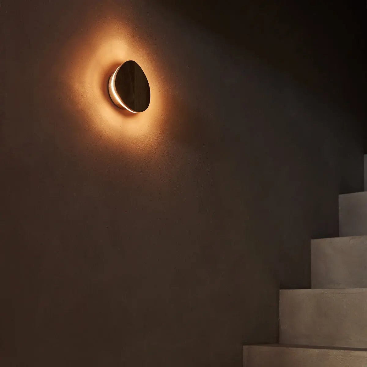 wandlamp lulu – lichtbruin hout – draadloos en dimbaar – tavellio Tavellio - Amsterdam