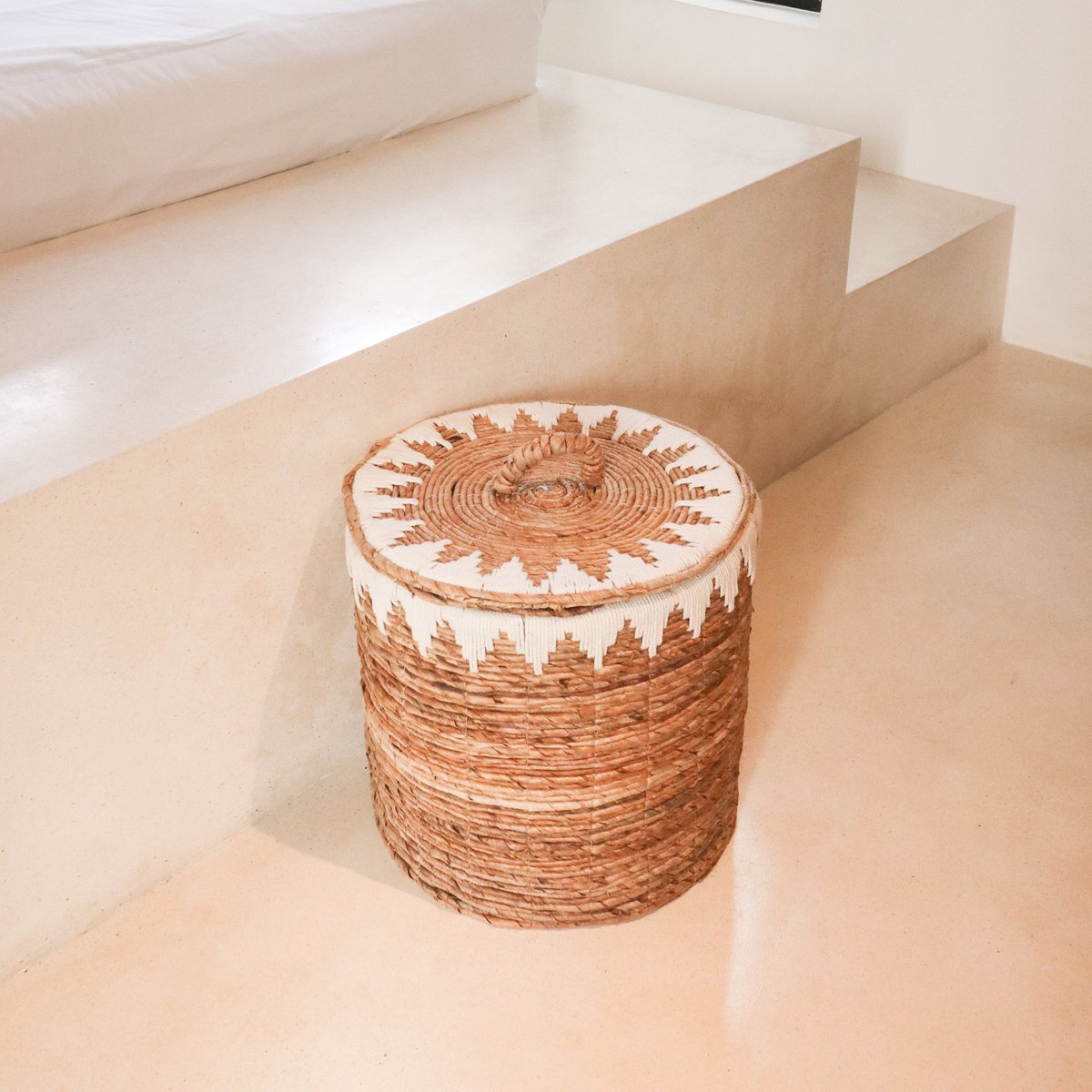 Wasmand met deksel Handgeweven van bananenvezel EMPAT Grote decoratieve mand met witte katoenen macramé (2 maten) Soeji