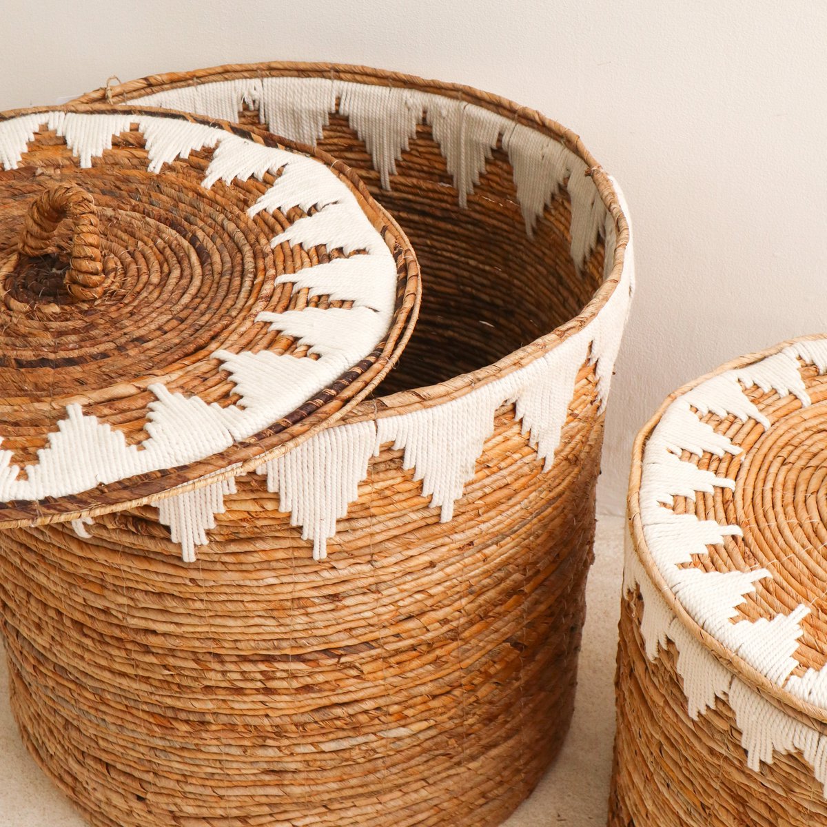 Wasmand met deksel Handgeweven van bananenvezel EMPAT Grote decoratieve mand met witte katoenen macramé (2 maten) Soeji