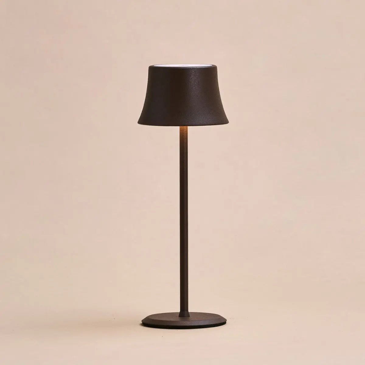 Willy Mini Mocha Brown oplaadbare tafellamp – stijlvol, dimbaar, batterijduur van 60 uur Tavellio - Amsterdam