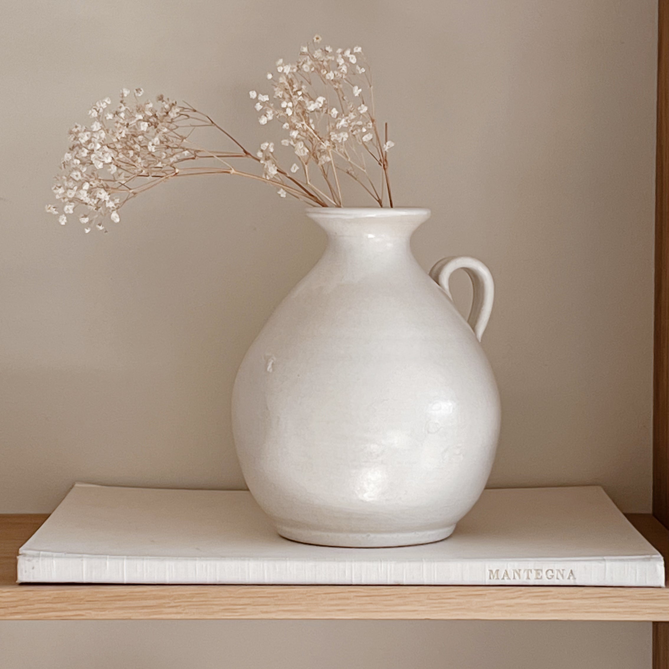 witte aardewerken kruik – handgemaakt – studio pottery vaas Noii HOME