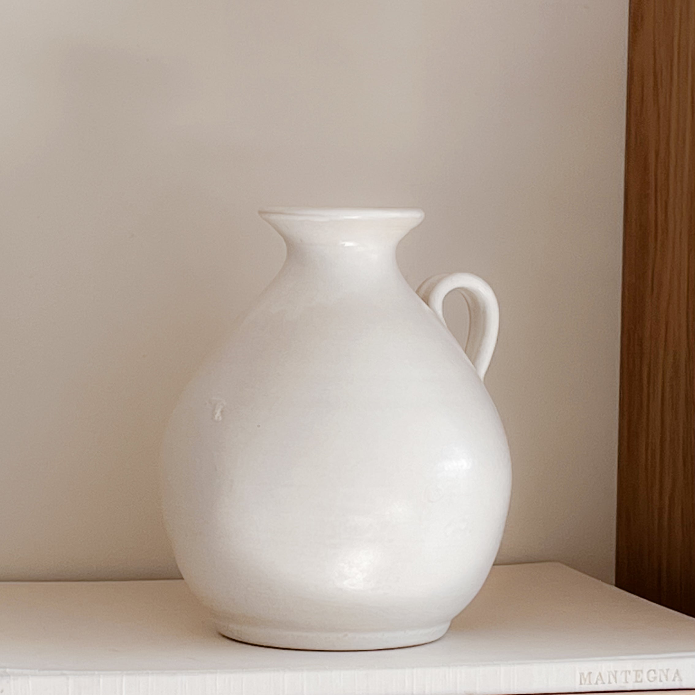 witte aardewerken kruik – handgemaakt – studio pottery vaas Noii HOME