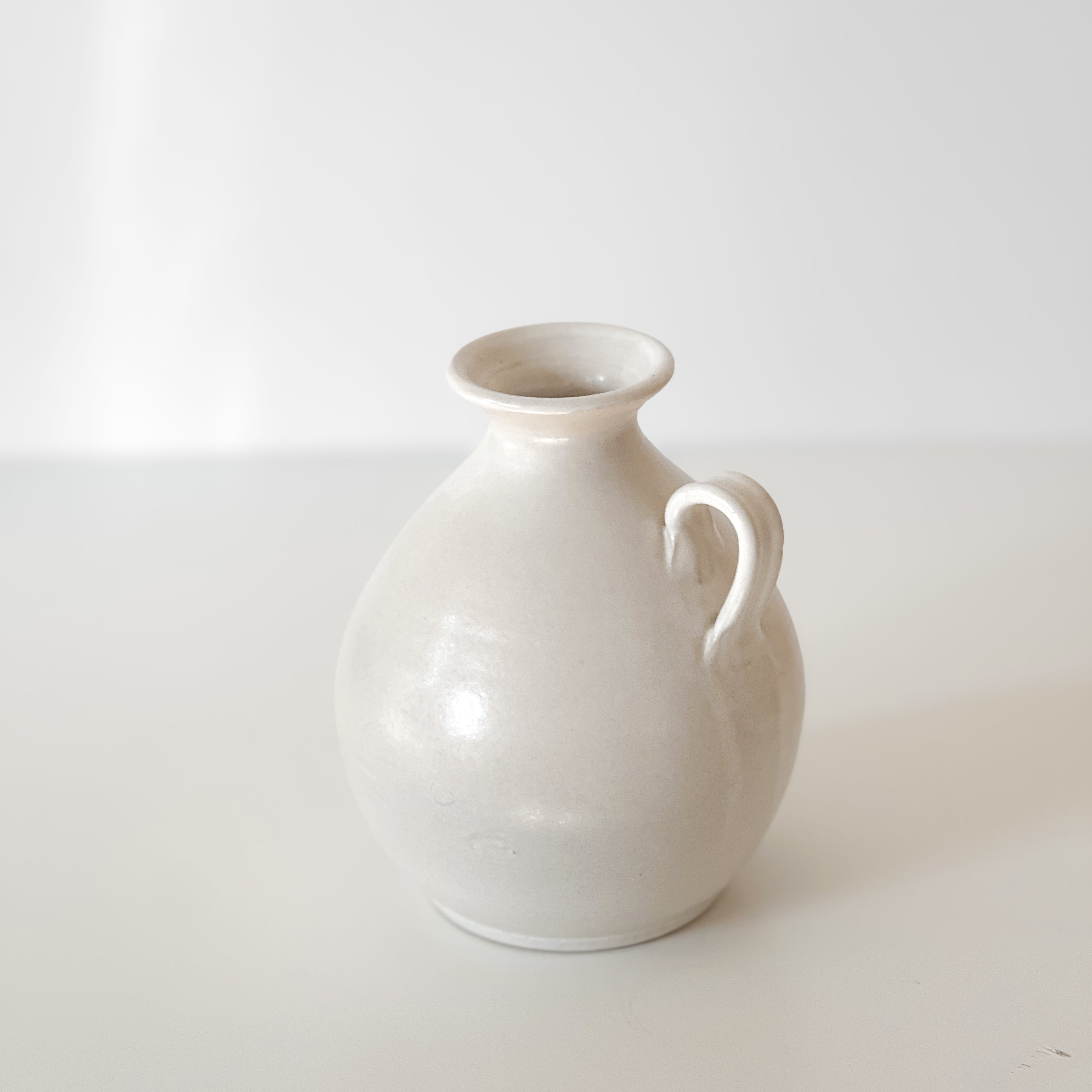 witte aardewerken kruik – handgemaakt – studio pottery vaas Noii HOME