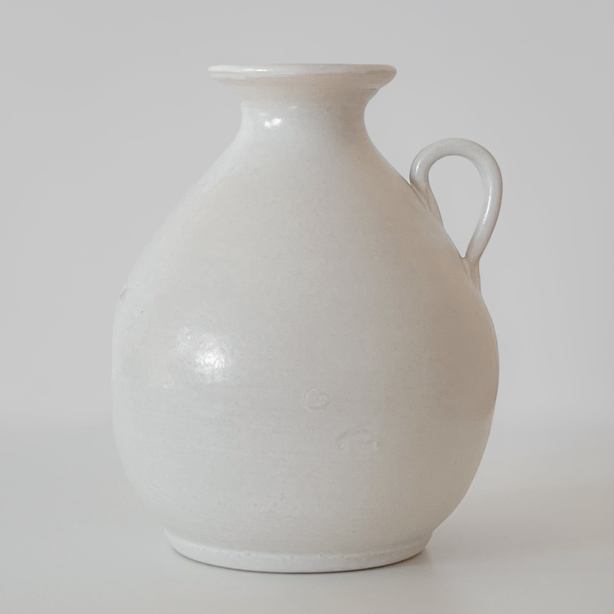witte aardewerken kruik – handgemaakt – studio pottery vaas Noii HOME