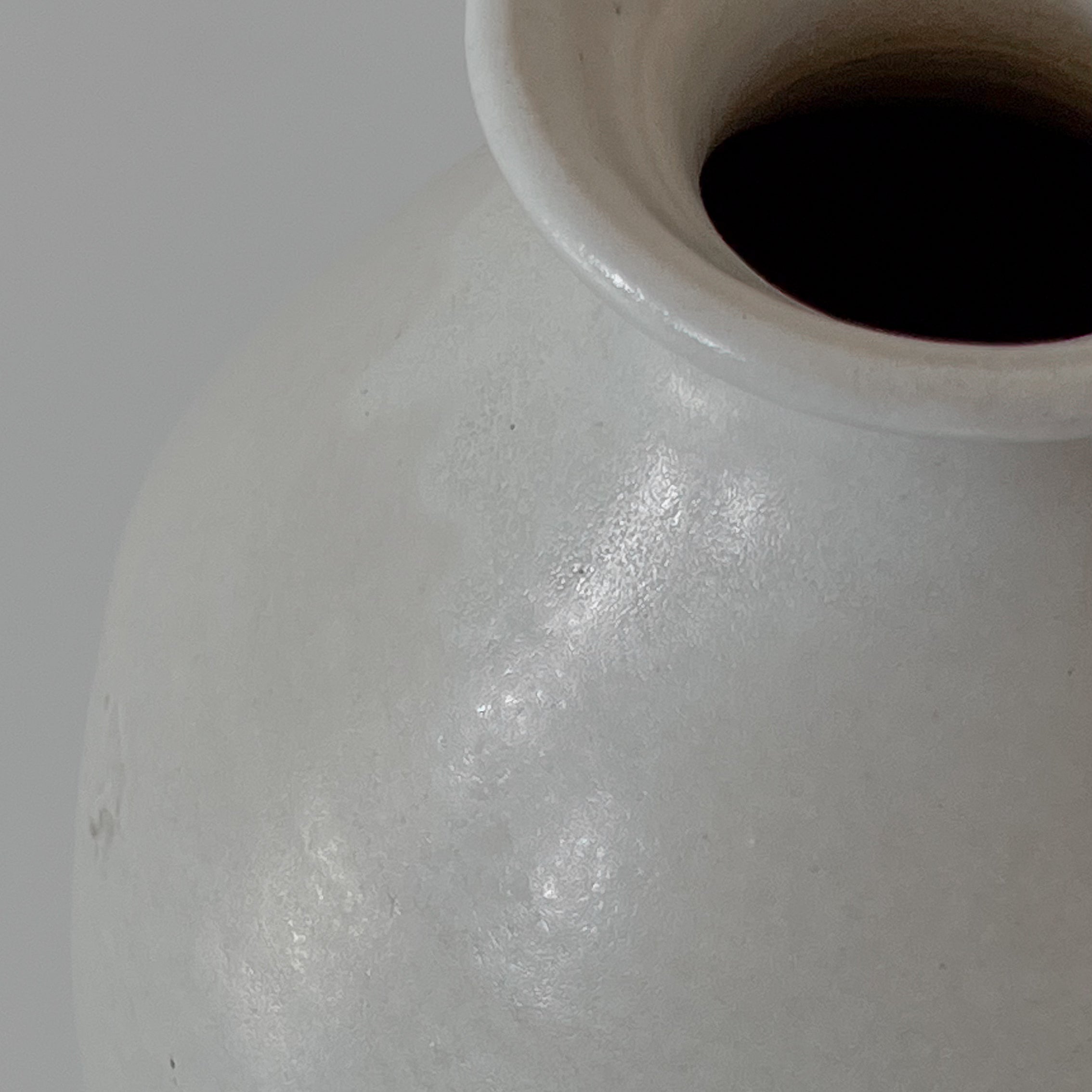 witte aardewerken kruik – handgemaakt – studio pottery vaas Noii HOME
