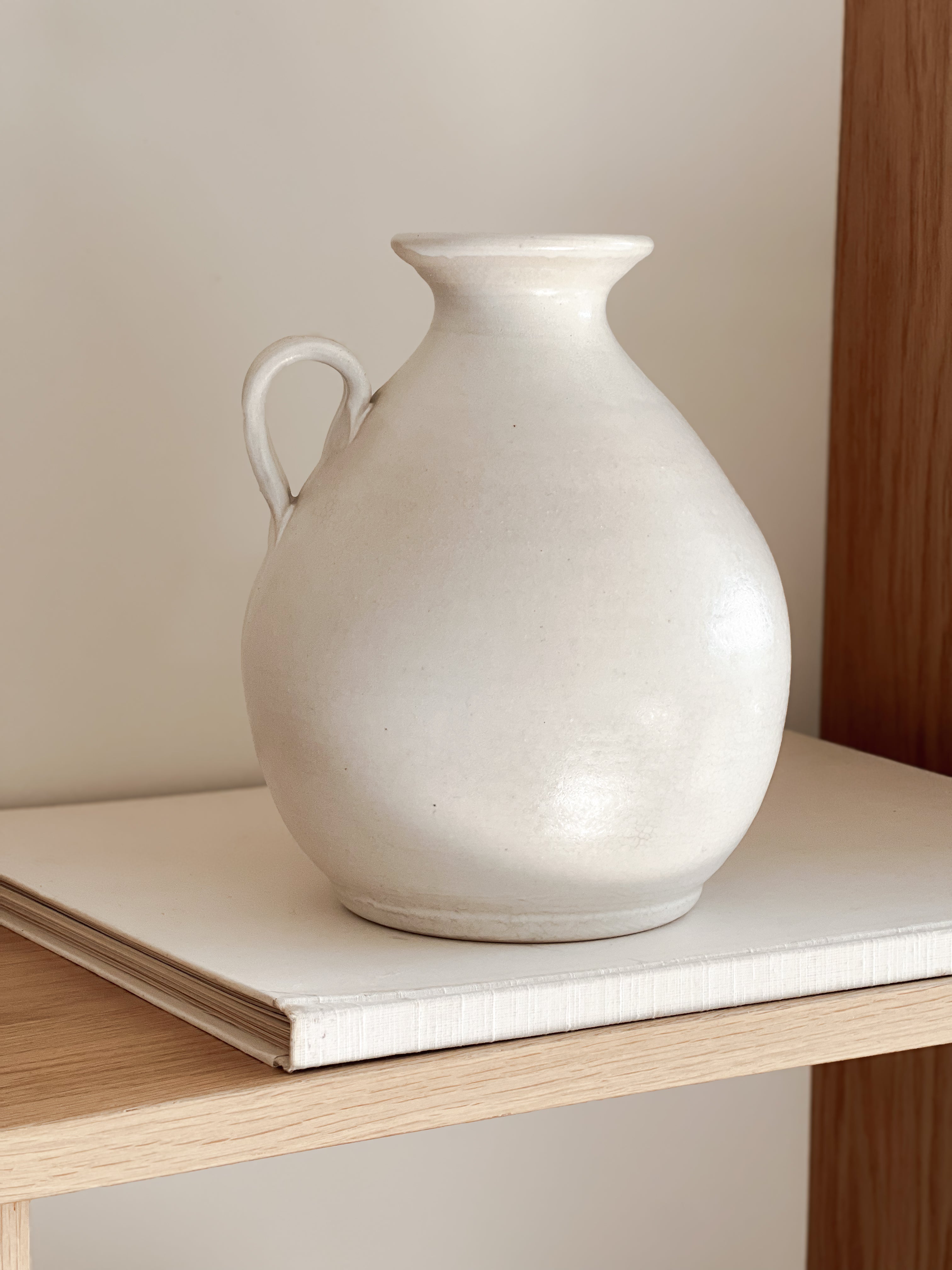 witte aardewerken kruik – handgemaakt – studio pottery vaas Noii HOME