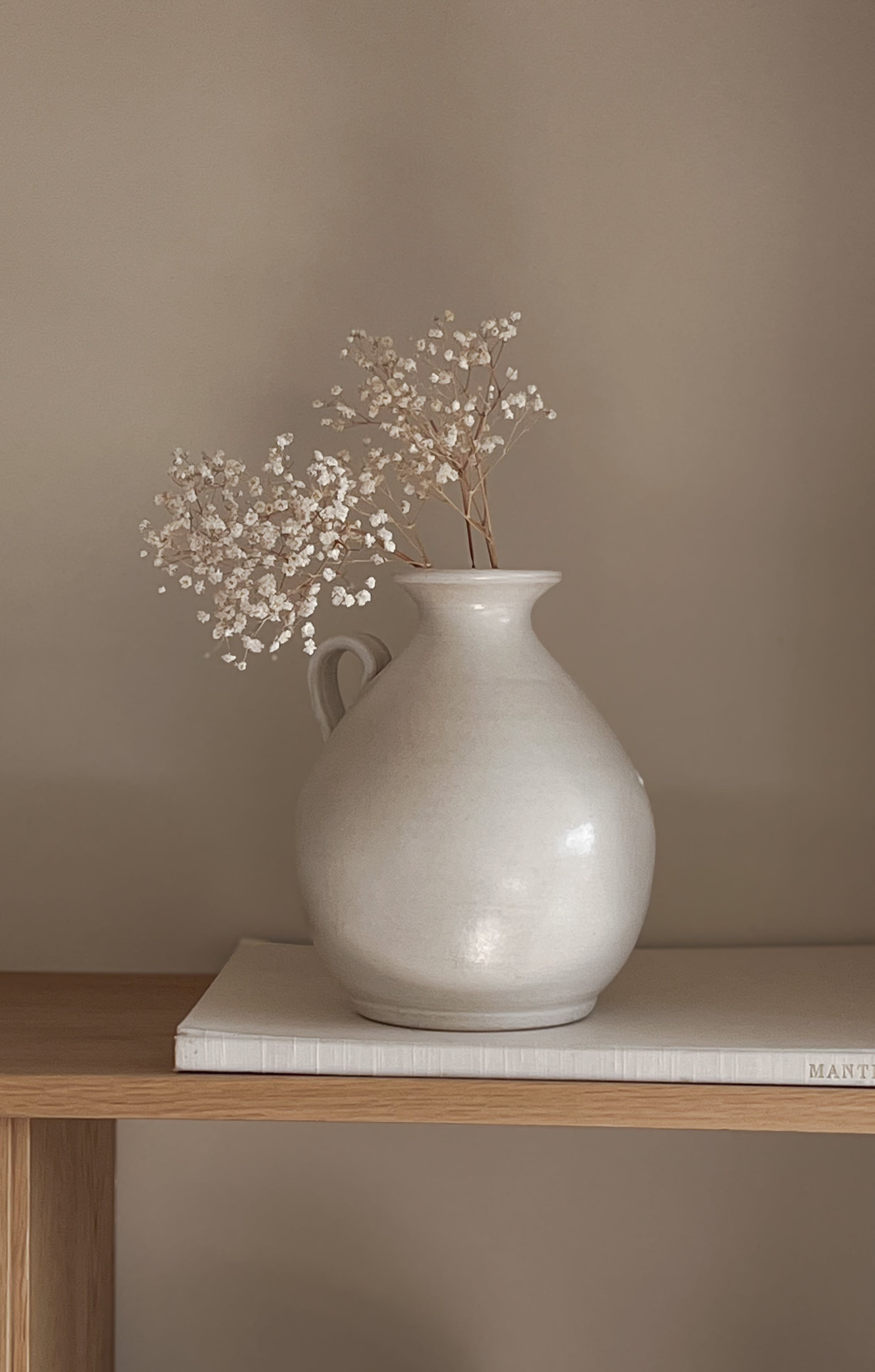 witte aardewerken kruik – handgemaakt – studio pottery vaas Noii HOME