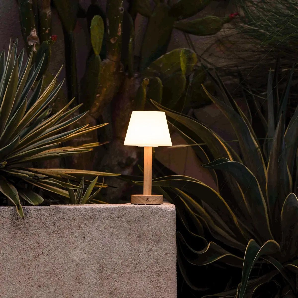 zoë tafellamp – lichtbruin hout – draadloos en dimbaar – 80 uur lichtduur Tavellio - Amsterdam