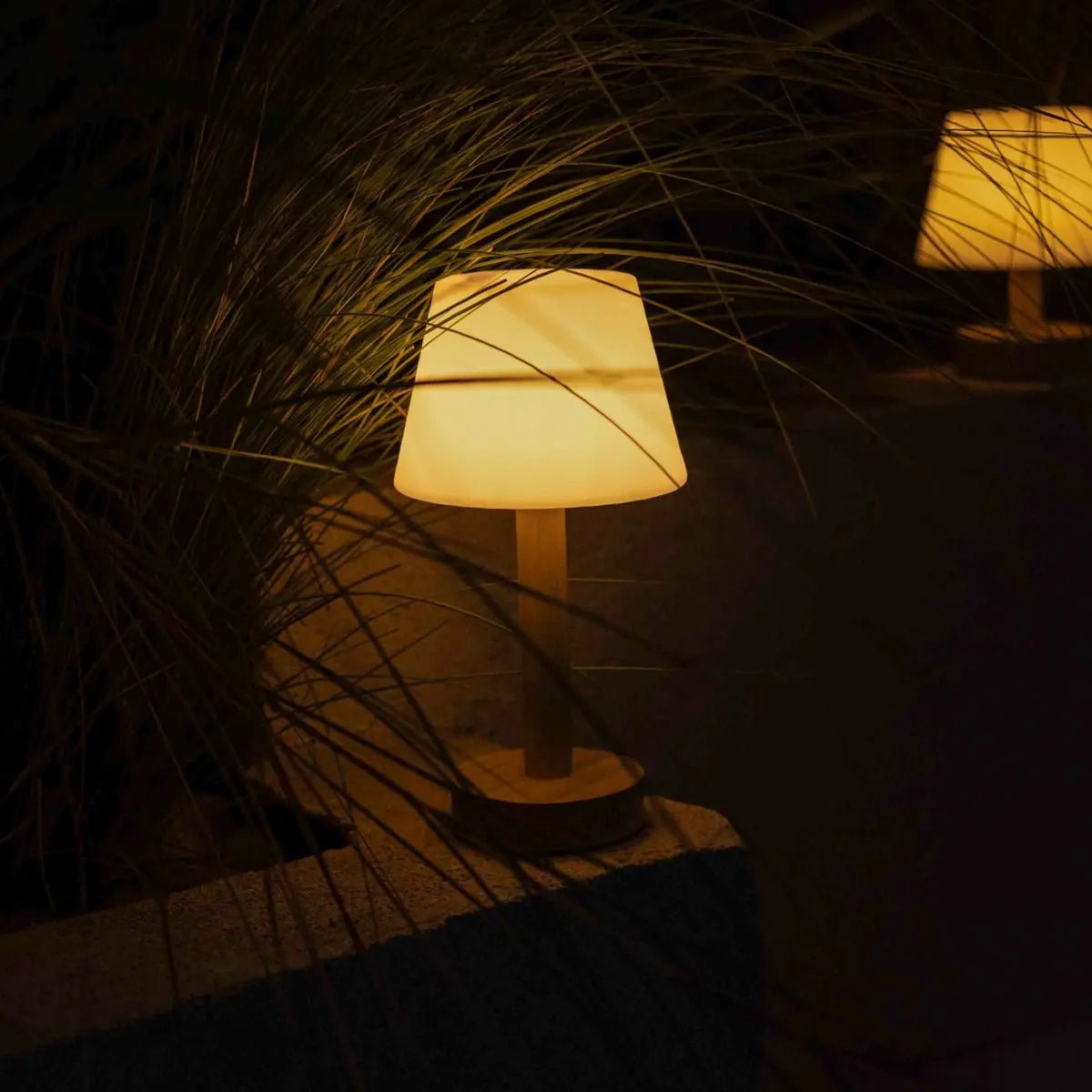 zoë tafellamp – lichtbruin hout – draadloos en dimbaar – 80 uur lichtduur Tavellio - Amsterdam