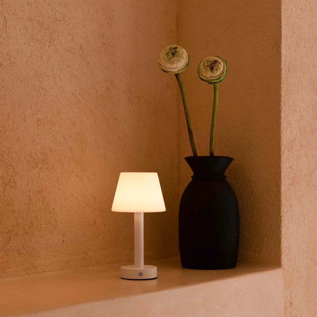 Zoë Witte Houten Oplaadbare Tafellamp | Draadloos, dimbaar, USB-C, batterij met een levensduur van 80 uur Tavellio - Amsterdam