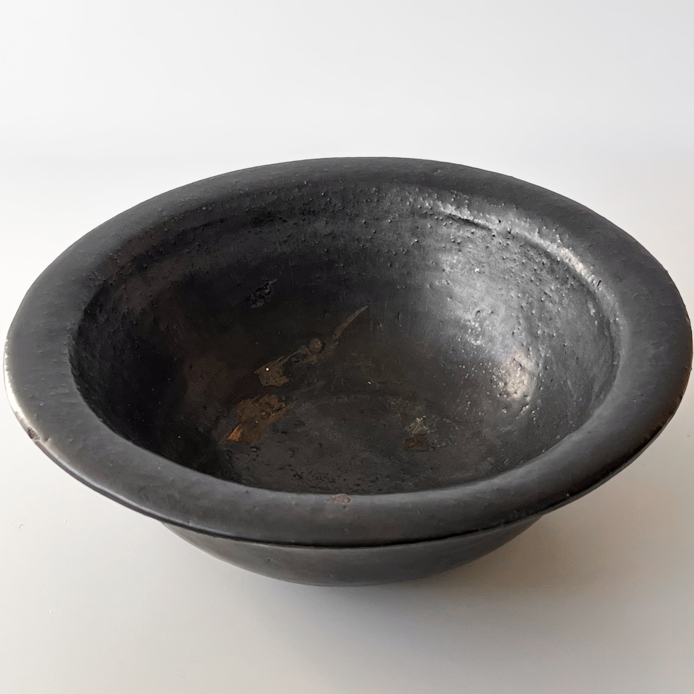 zwarte aardewerken schaal – handgemaakt – pre-loved Noii HOME