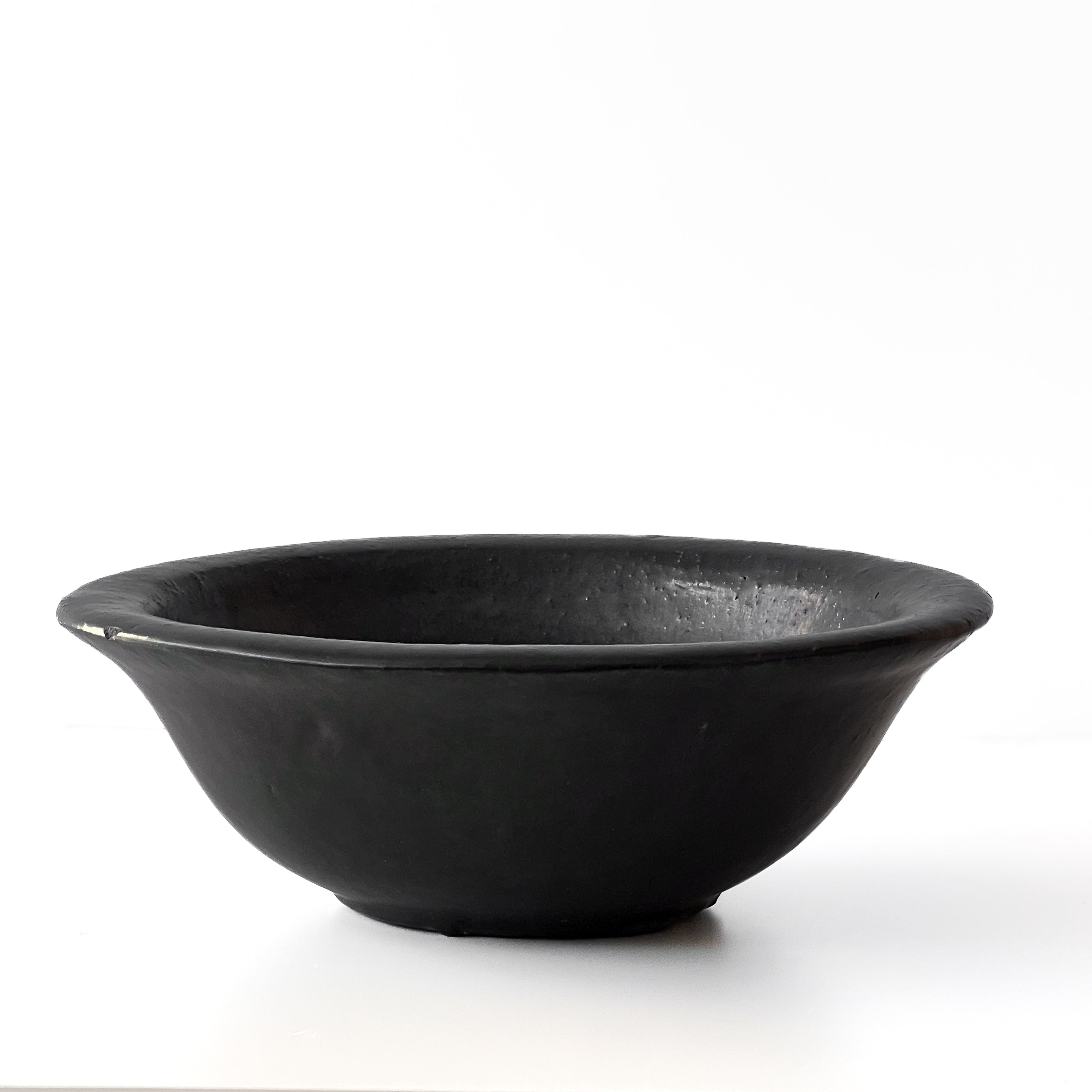 zwarte aardewerken schaal – handgemaakt – pre-loved Noii HOME