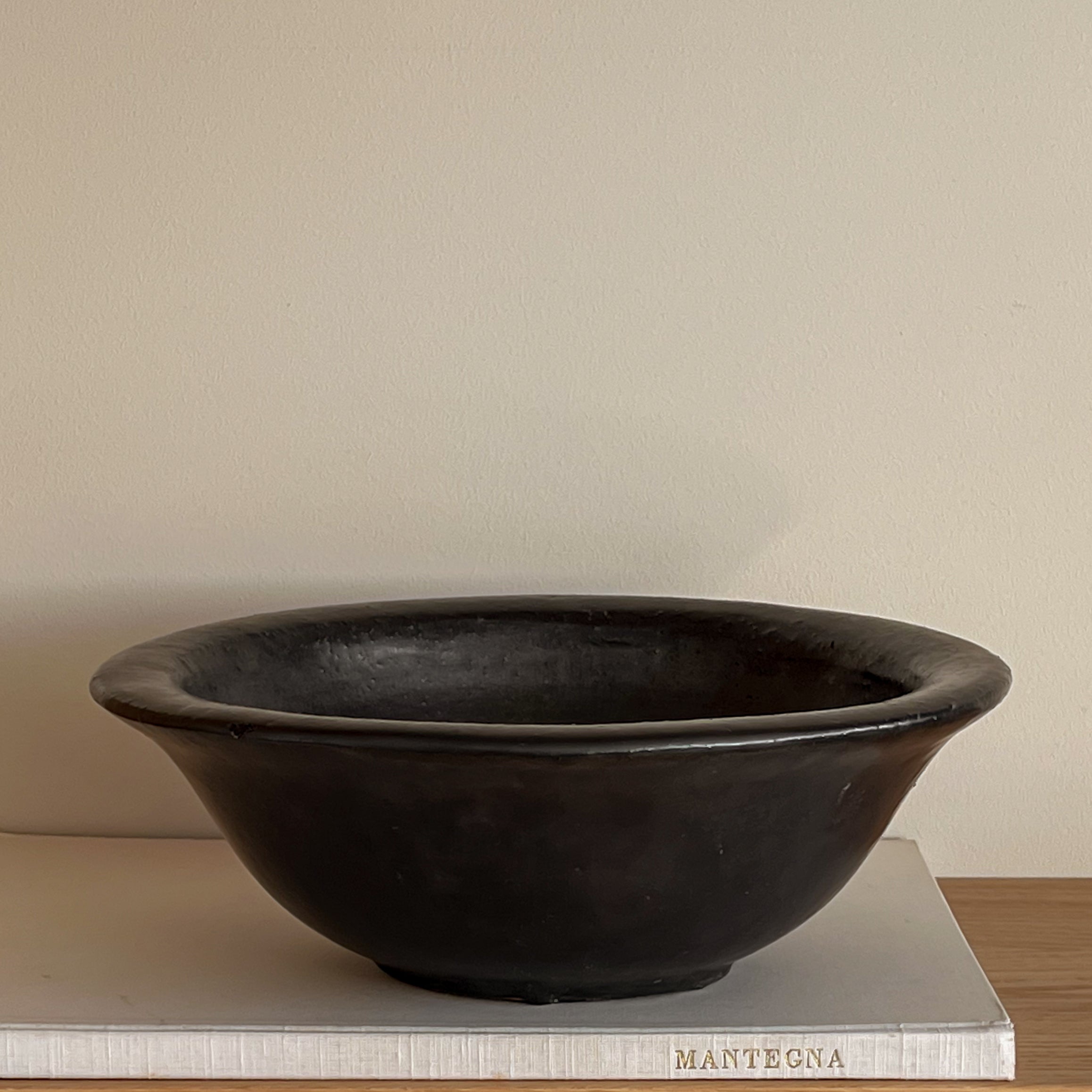 zwarte aardewerken schaal – handgemaakt – pre-loved Noii HOME