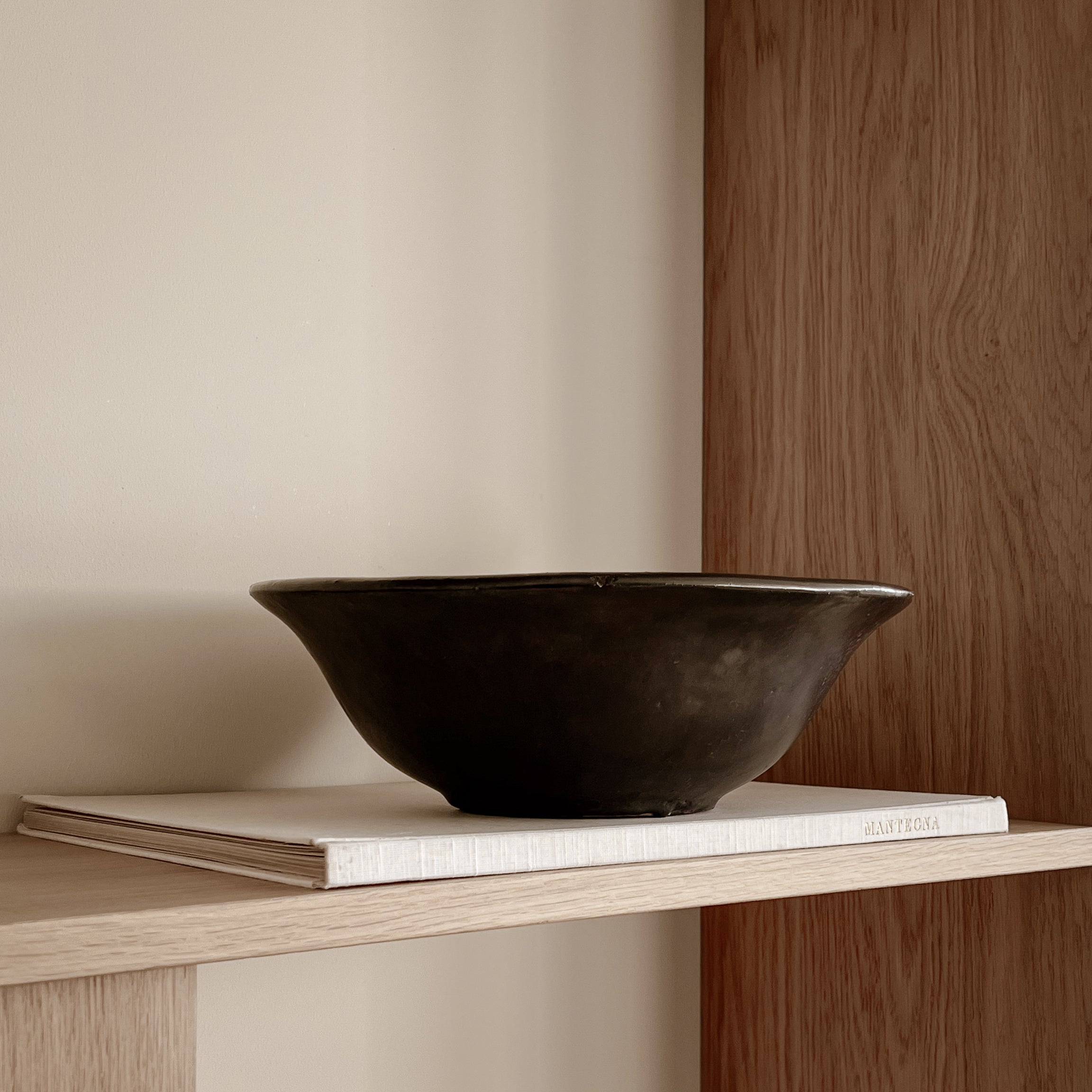 zwarte aardewerken schaal – handgemaakt – pre-loved Noii HOME