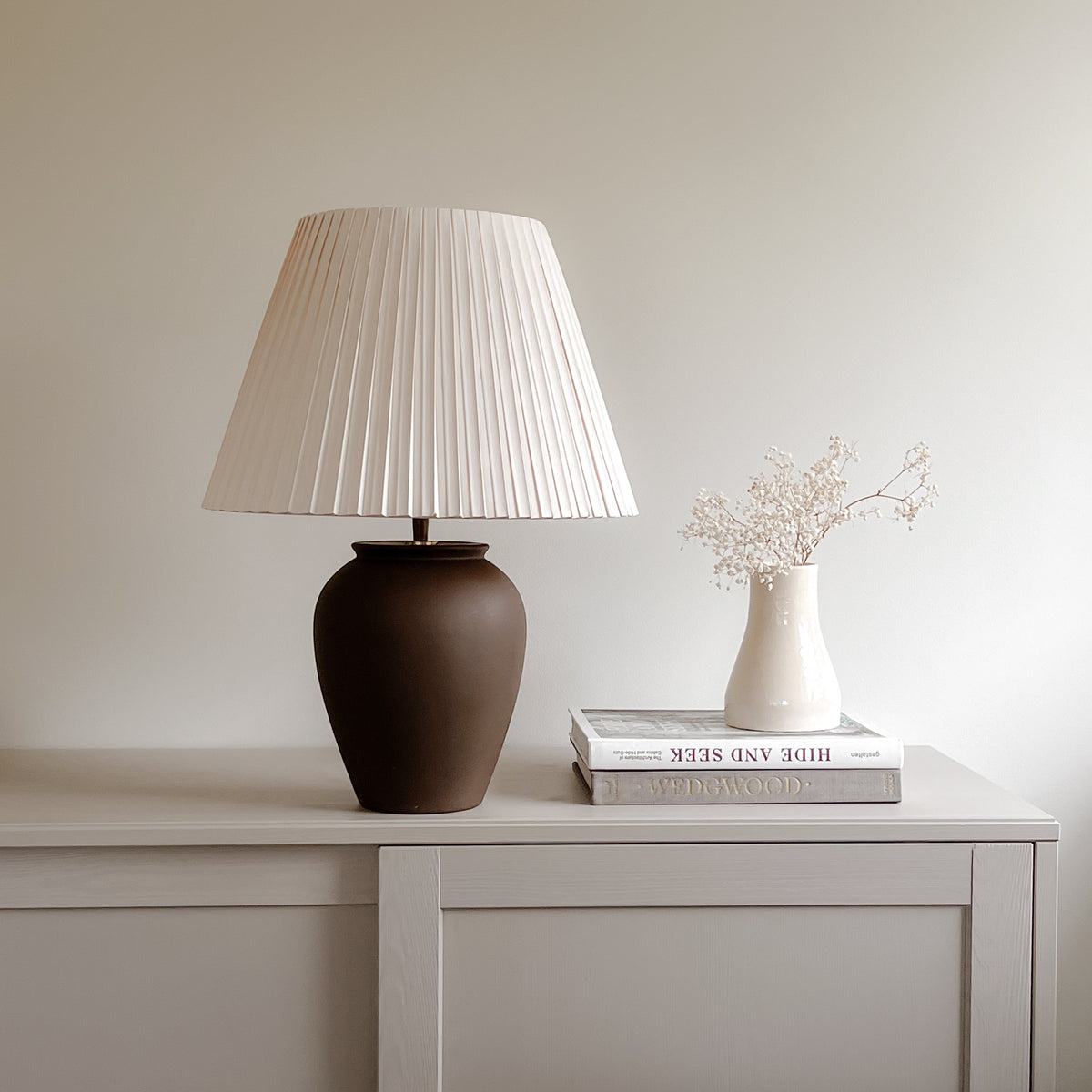 pre-loved tafellamp met plissé lampenkap – donkerbruin / champagne Noii HOME