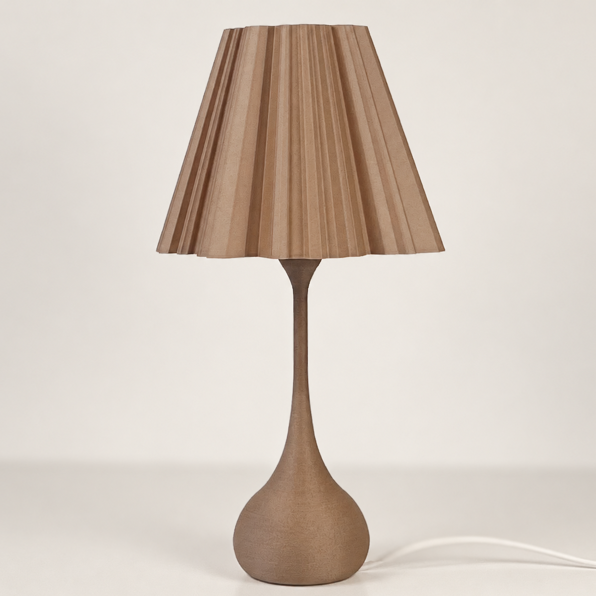 Pine tafellamp met hoge ronde voet en plissé kap – Made by Loef