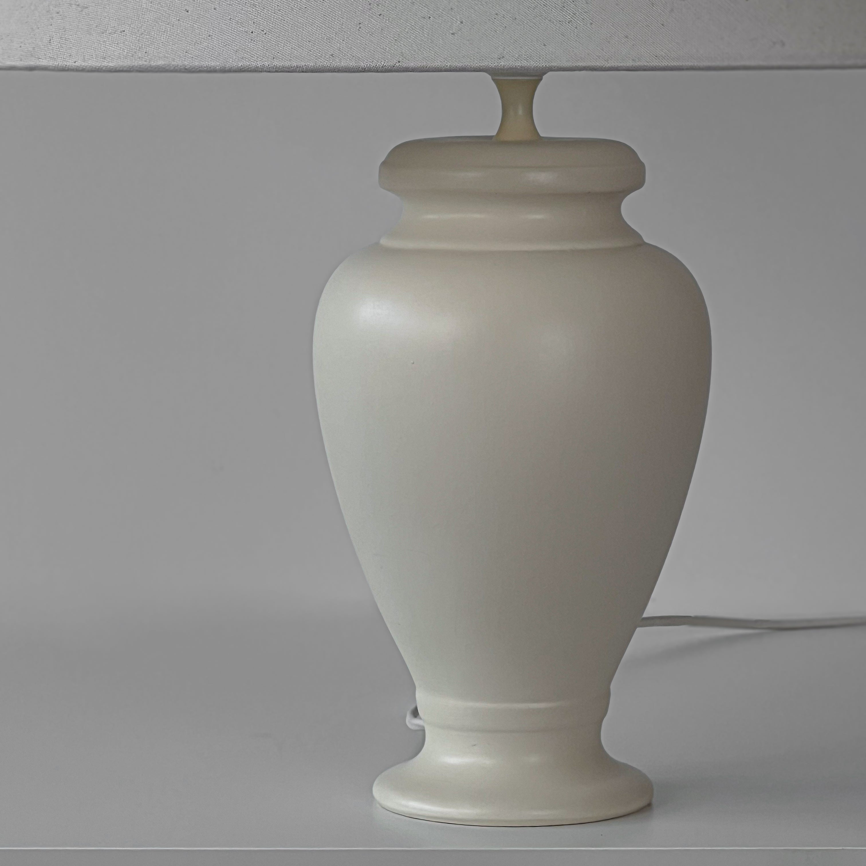 pre-loved schemerlamp met crème vaasvoet en linnenlook kap